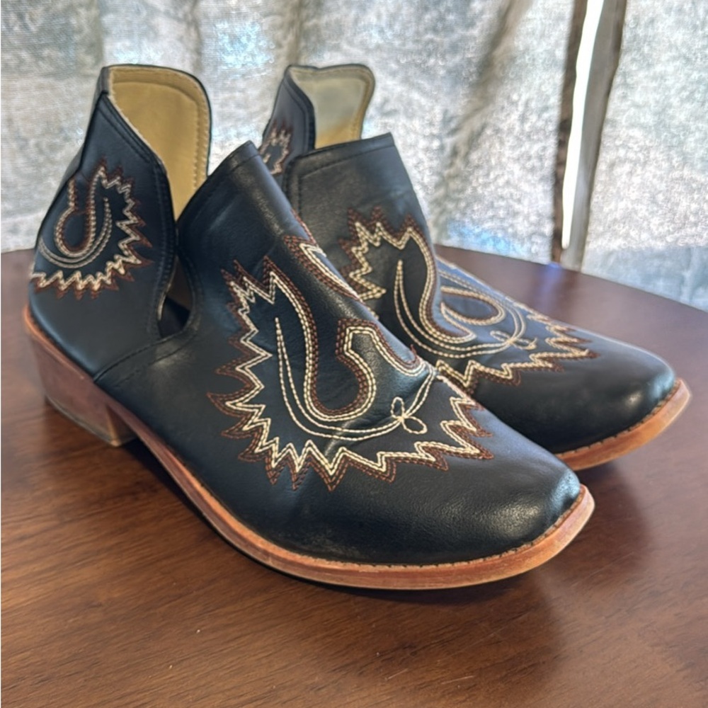 Dingo Black Embroidered Western Ankle Booties - Sz 41 (~8.5) SOLD